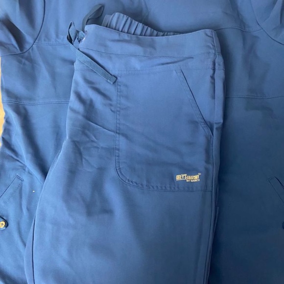 GREYS ANATOMY NEW SCRUBS - Picture 5 of 7